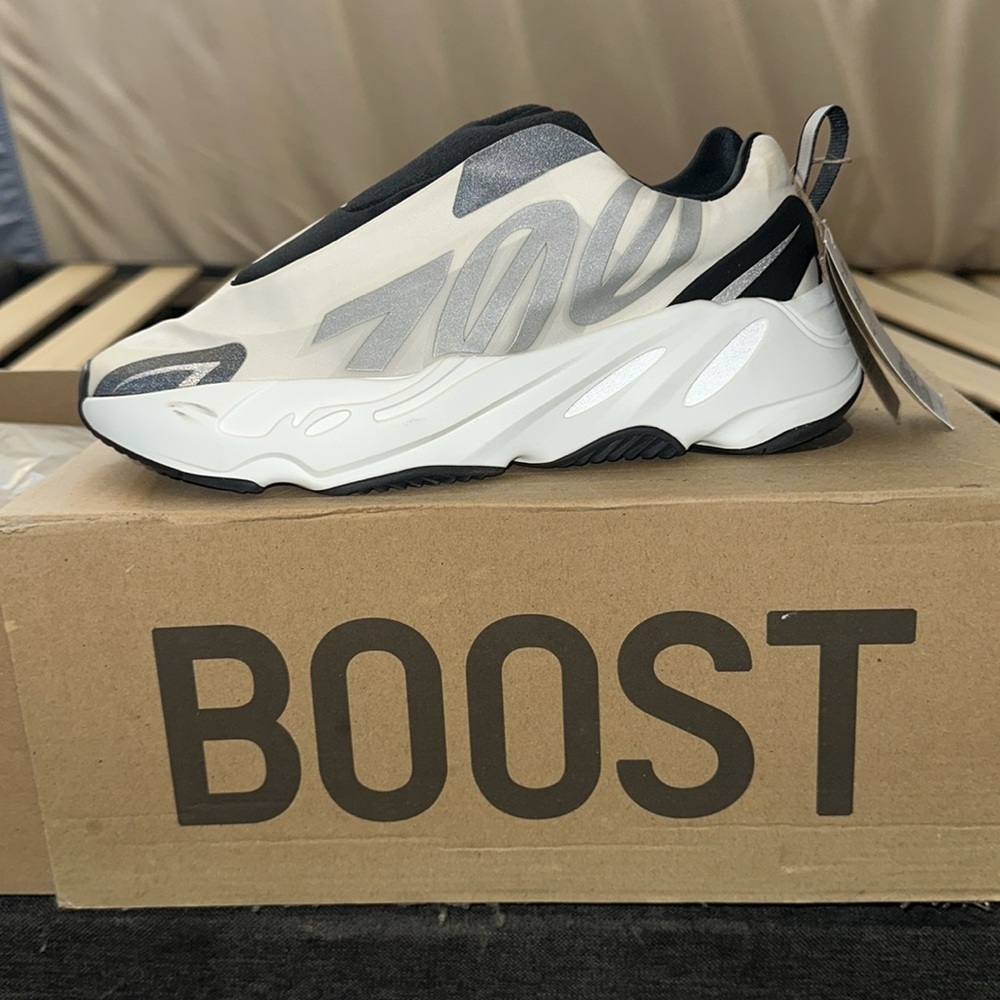 AUTHENTIC YEEZY MNVN 700, MENS 7.5. WMNS 8/8.5 NWT